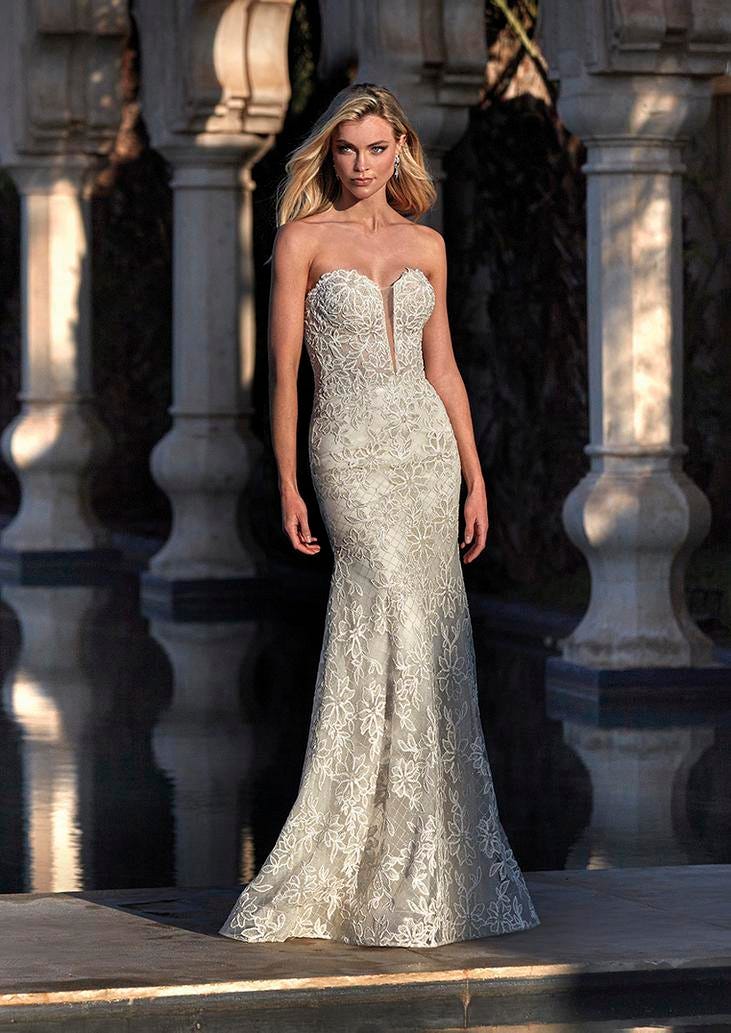 Une robe de mariée luxueuse avec un corsage sans bretelles et un design en dentelle exquis.