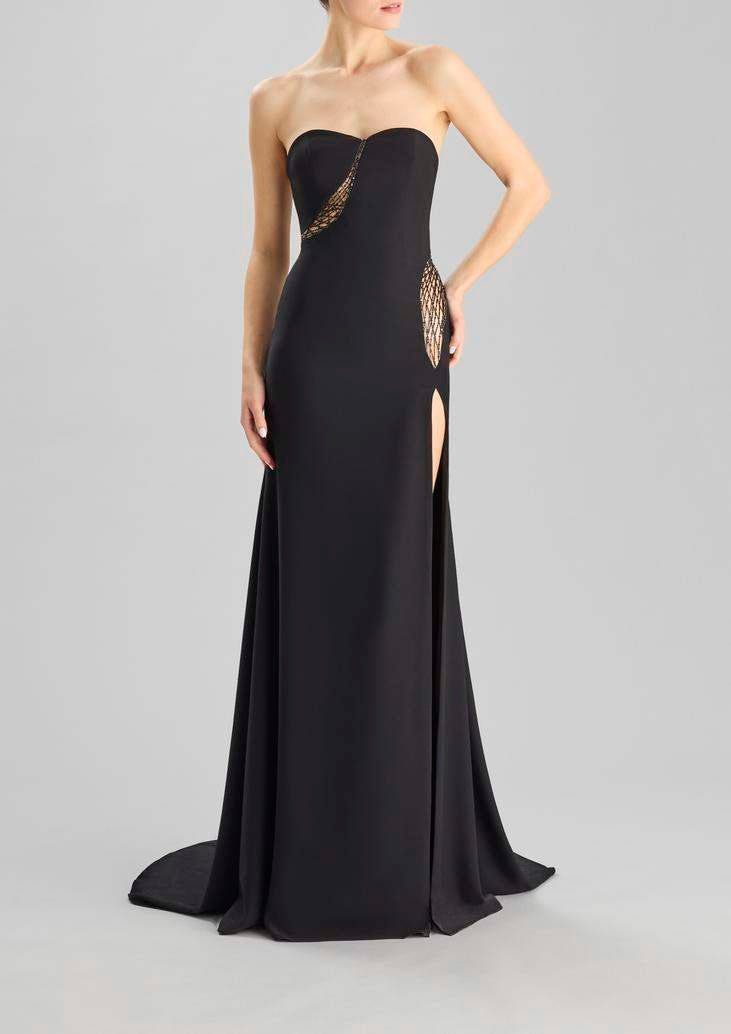 Mujer con un look de boda luciendo un vestido de fiesta negro largo y elegante
