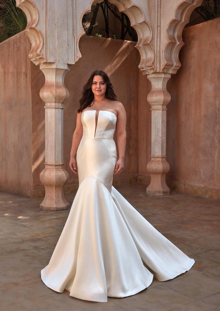 Woman in a plus-size wedding dress with a mermaid silhouette in satin. 