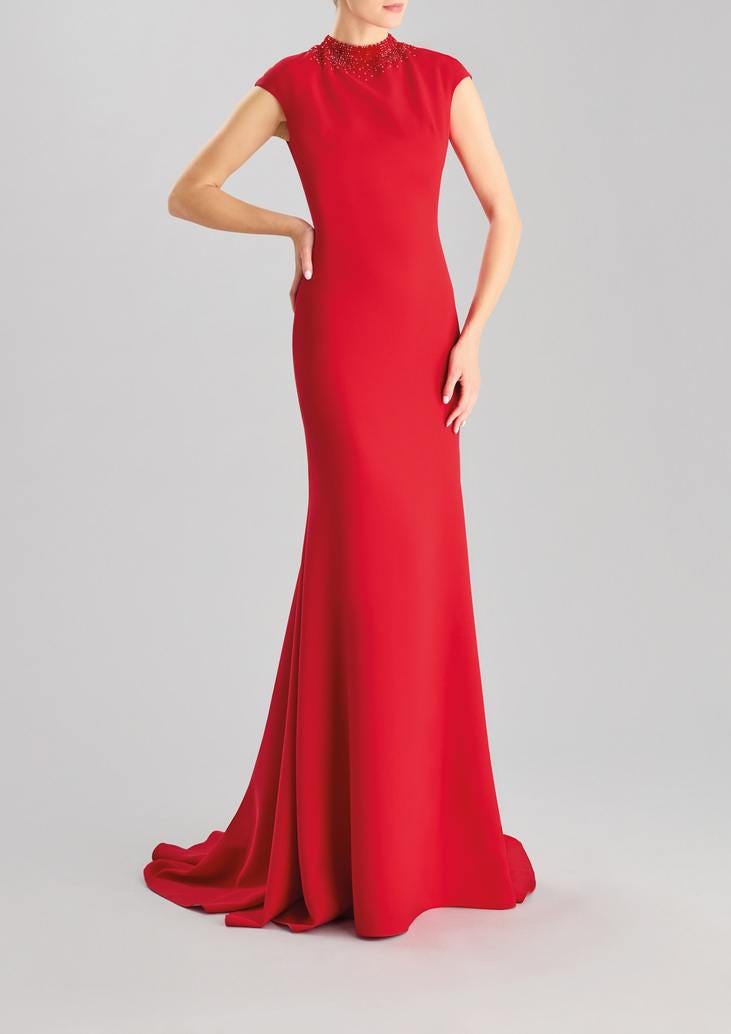 Kobieta w długiej prostej sukni dla świadkowej o kroju syrenki w kolorze czerwonym