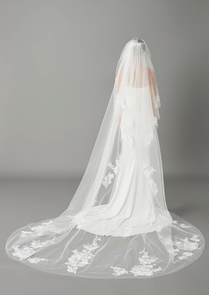 Vestido de novia usado por una mujer y visto desde atrás con un velo largo