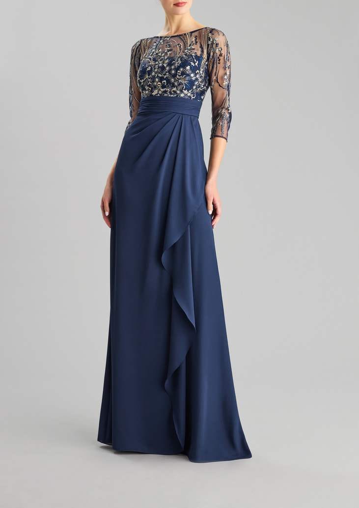 Une somptueuse robe pour la mère de la mariée bleu marine à manches longues transparentes et d'une jupe à volants